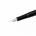 Zbliżenie na stalówkę JoWo #5 oraz ergonomiczną czarną sekcję z tworzywa w piórze wiecznym Dakota Black Sky.