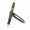 Prezentacja pióra Monteverde Dakota w formie zamkniętej oraz rozłożonej, ukazująca jego funkcjonalną transformację.
