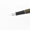 Zbliżenie na stalówkę JoWo #5 oraz ergonomiczną czarną sekcję z tworzywa w piórze wiecznym Dakota.