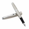 Pióro wieczne MONTEVERDE DAKOTA Stainless Steel ze skuwką leżącą obok.