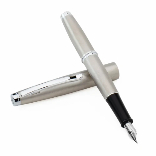 Pióro wieczne MONTEVERDE DAKOTA Stainless Steel ze skuwką leżącą obok.