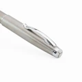 Pióro wieczne MONTEVERDE DAKOTA Stainless Steel widok skuwki z wygrawerowanym śmigłem na szczycie.