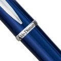 Zbliżenie na chromowany klips i pierścień skuwki pióra Monteverde Aldo Domani z grawerowaną nazwą serii.