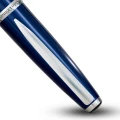Zbliżenie na chromowany klips i pierścień skuwki pióra Monteverde Aldo Domani z grawerowaną nazwą serii.