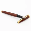 Pióro wieczne Monteverde Aldo Domani Brown GT ze zdjętą skuwką, prezentujące stalówkę JoWo oraz czarną sekcję uchwytu.