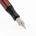 Precyzyjne zbliżenie na stalówkę JoWo z grawerowanym logo Monteverde USA, podkreślające wysoką jakość instrumentu.
