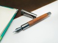 Pióro wieczne MONTEVERDE RITMA Walnut  zdjęcie ze skuwką leżącą obok.