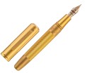 Pióro wieczne MONTEGRAPPA 007 James Bond - Gold  Finger ze zdjętą skuwką i widoczną stalówką.