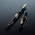 Pióro wieczne PLATINUM 3776 CENTURY KAGA HIRA MAKIE SAKURA ze skuwką leżącą obok i widoczną złotą stalówką.