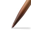 Długopis SHEAFFER VFM Coffee Edition zbliżenie końcówki z wysuniętym wkładem.