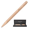 Długopis Caran d’Ache Ecridor Damier Rose Gold w eleganckim, czarnym etui prezentowym z logo marki.