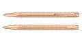 Dwa długopisy Caran d’Ache Ecridor Damier Rose Gold prezentujące wzór guilloche w kratkę z dwóch stron.