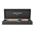 Długopis Caran d’Ache Ecridor Damier Rose Gold w eleganckim, czarnym etui prezentowym z logo marki.