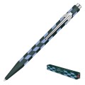 Długopis Caran d’Ache 849 Mosaic Spruce Green ustawiony pod skosem z widocznym symbolem Swiss Made oraz małe pudełko z flagą Szwajcarii.