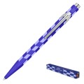 Zbliżenie na profil długopisu Caran d’Ache 849 Mosaic Royal Blue z widocznym symbolem Swiss Made przy mechanizmie.