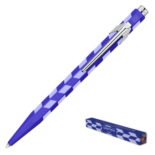 Zbliżenie na profil długopisu Caran d’Ache 849 Mosaic Royal Blue z widocznym symbolem Swiss Made przy mechanizmie.