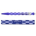 Długopis Caran d’Ache 849 Mosaic Royal Blue w kolorze królewskiego błękitu z geometrycznym wzorem nad dedykowanym etui.