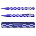 Dwie perspektywy długopisu Caran d’Ache 849 Mosaic Royal Blue oraz graficzne opakowanie z logo marki.