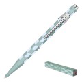 Widok pod kątem na długopis Caran d’Ache 849 Mosaic Water Green, eksponujący przyciskowy mechanizm oraz małe pudełko z symbolem Swiss Made.