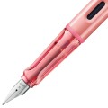 Zbliżenie na stalową stalówkę i ergonomiczną, przezroczystą sekcję uchwytu w piórze wiecznym Lamy AL-star Flamingo.