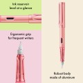 Pióro wieczne Lamy AL-star Flamingo z aluminium – infografika prezentująca okienko podglądu atramentu, ergonomiczny uchwyt i wytrzymały korpus.