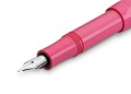 Srebrna stalówka ze stali nierdzewnej z grawerem Kaweco zamontowana w różowym piórze Skyline Sport Pink.