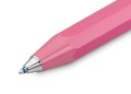 Srebrna końcówka długopisu Kaweco Skyline Sport Pink z wysuniętym wkładem z niebieskim tuszem.