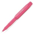 Różowe pióro kulkowe Kaweco Skyline Sport Pink z nałożoną skuwką na tył korpusu, widoczny srebrny napis Kaweco Sport.