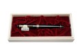 Pióro wieczne PILOT CUSTOM 845 Black w pudełku z jasnego drewna z bordową wyściółką.