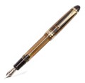 Pióro wieczne PILOT CUSTOM 823 Brown otwarte z widoczną złotą stalówką.
