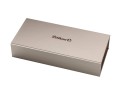 Zamknięte eleganckie pudełko upominkowe Pelikan w kolorze taupe z brązowym logo marki