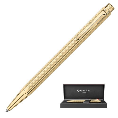 Zestaw Caran d'Ache Ecridor Damier Gold składający się z długopisu oraz pudełka z logo marki.