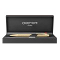 Luksusowy długopis Caran d'Ache Ecridor Damier Gold w otwartym, czarnym etui prezentowym.