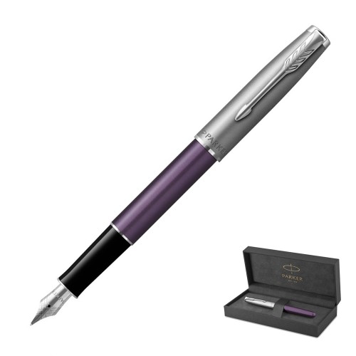 Pióro wieczne Parker Sonnet Sand Blasted Metal Violet umieszczone w grafitowym pudełku prezentowym z szarym wnętrzem.