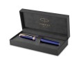 Niebieskie pióro wieczne Parker Ingenuity Blue GT umieszczone w otwartym, eleganckim etui z logo Parker.