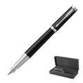 Czarne pióro wieczne Parker Ingenuity Black CT ze srebrną stalówką i chromowanymi wykończeniami obok etui.