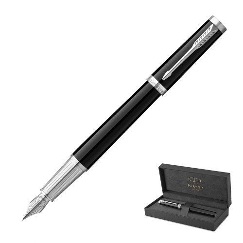 Czarne pióro wieczne Parker Ingenuity Black CT ze srebrną stalówką i chromowanymi wykończeniami obok etui.