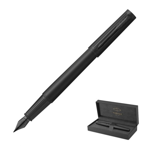 Całkowicie czarne matowe pióro wieczne Parker Ingenuity Black BT z czarną stalówką na tle pudełka.