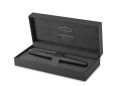 Monochromatyczne pióro Parker Ingenuity Black BT spoczywające w otwartym etui premium.