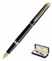Pióro wieczne Waterman Hemisphere Czerń GT (czarny lakier ze złotymi wykończeniami) oraz granatowe, markowe pudełko prezentowe, widoczne na białym tle.