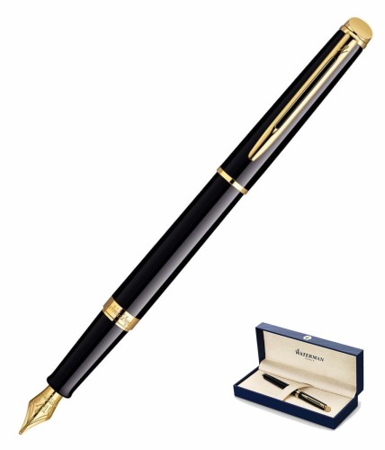 Pióro wieczne Waterman Hemisphere Czerń GT (czarny lakier ze złotymi wykończeniami) oraz granatowe, markowe pudełko prezentowe, widoczne na białym tle.