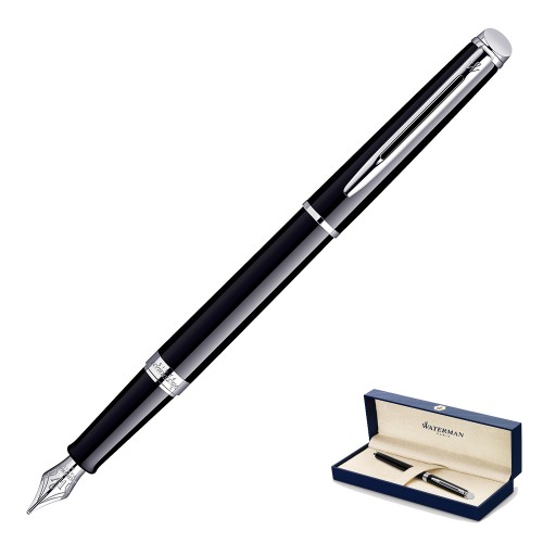 Pióro wieczne Waterman Hemisphere Czerń CT z błyszczącym czarnym korpusem i chromowanymi wykończeniami oraz miniatura otwartego, granatowego pudełka prezentowego Waterman z piórem w środku, widoczne na białym tle.