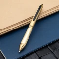 Mosiężny długopis wielofunkcyjny Monteverde USA Quadro 4-in-1 na białym tle z widocznym radełkowanym uchwytem i oznaczeniem ołówka 0,5 mm.