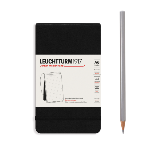 Czarny notatnik Leuchtturm1917 w formacie A6 w kropki z szarym ołówkiem na białym tle.