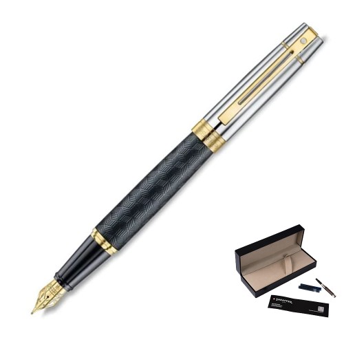 Eleganckie pióro wieczne Sheaffer 300 Czarny Mat GT ze złotą stalówką i złotymi wykończeniami na tle etui.