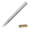 Srebrne pióro wieczne Kaweco Liliput Silver aluminium z zakręcaną skuwką na tle metalowego pudełka prezentowego.