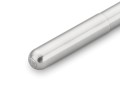 Srebrne pióro wieczne Kaweco Liliput Silver aluminium z zakręcaną skuwką na tle metalowego pudełka prezentowego.
