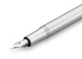 Srebrne pióro wieczne Kaweco Liliput Silver aluminium z zakręcaną skuwką na tle metalowego pudełka prezentowego.