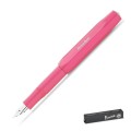 Różowe pióro wieczne Kaweco Skyline Sport Pink z nałożoną skuwką i srebrną stalówką na białym tle, widoczny grawerowany napis Kaweco Sport.