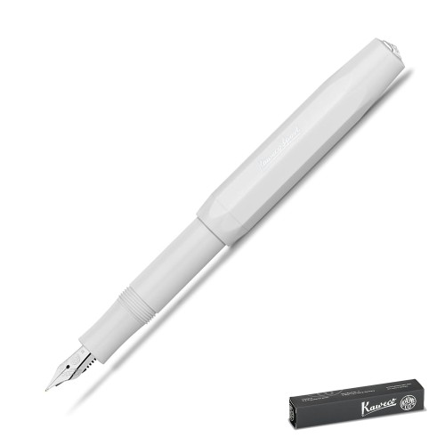 Śnieżnobiałe pióro wieczne Kaweco Skyline White ze srebrną stalówką i srebrnym logo na zakręcanej skuwce.